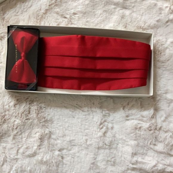 Red cummerbund & bow tie. - Picture 8 of 9